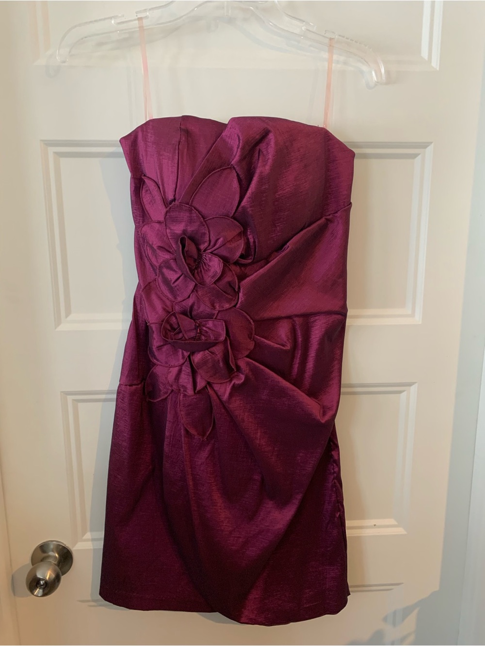 Le Chateau , New without tag ,Women's Formal Dress in plum color strapless